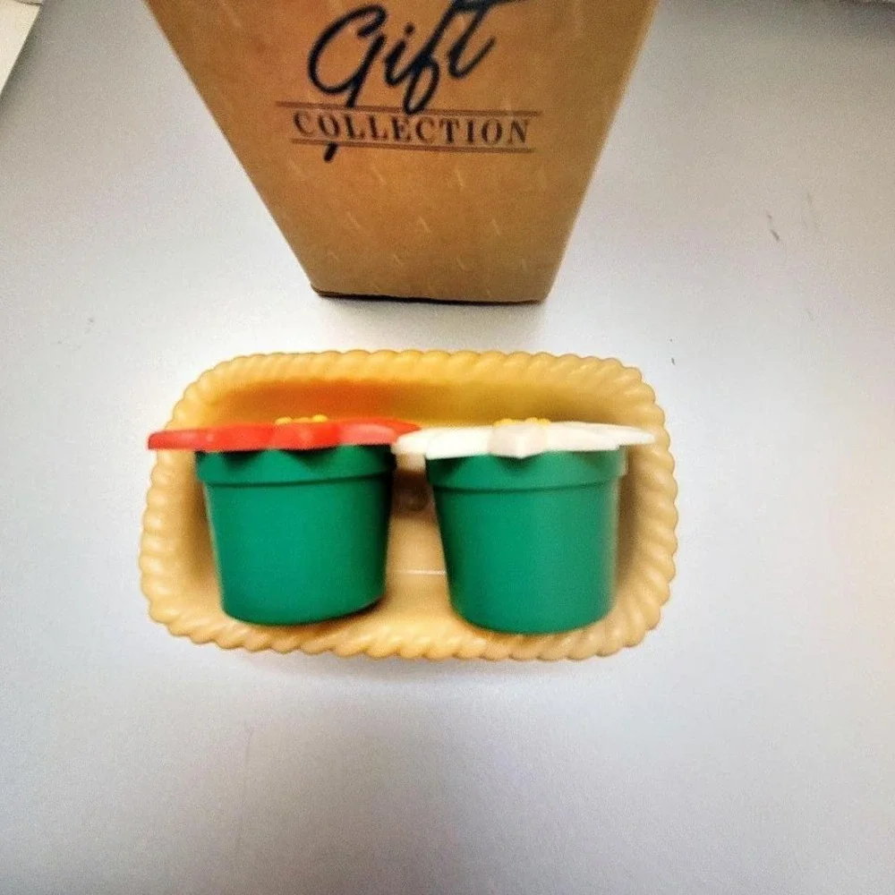 Vintage Avon Christmas Blossoms Tabletop Collection Salt and‎ Pepper Shakers
